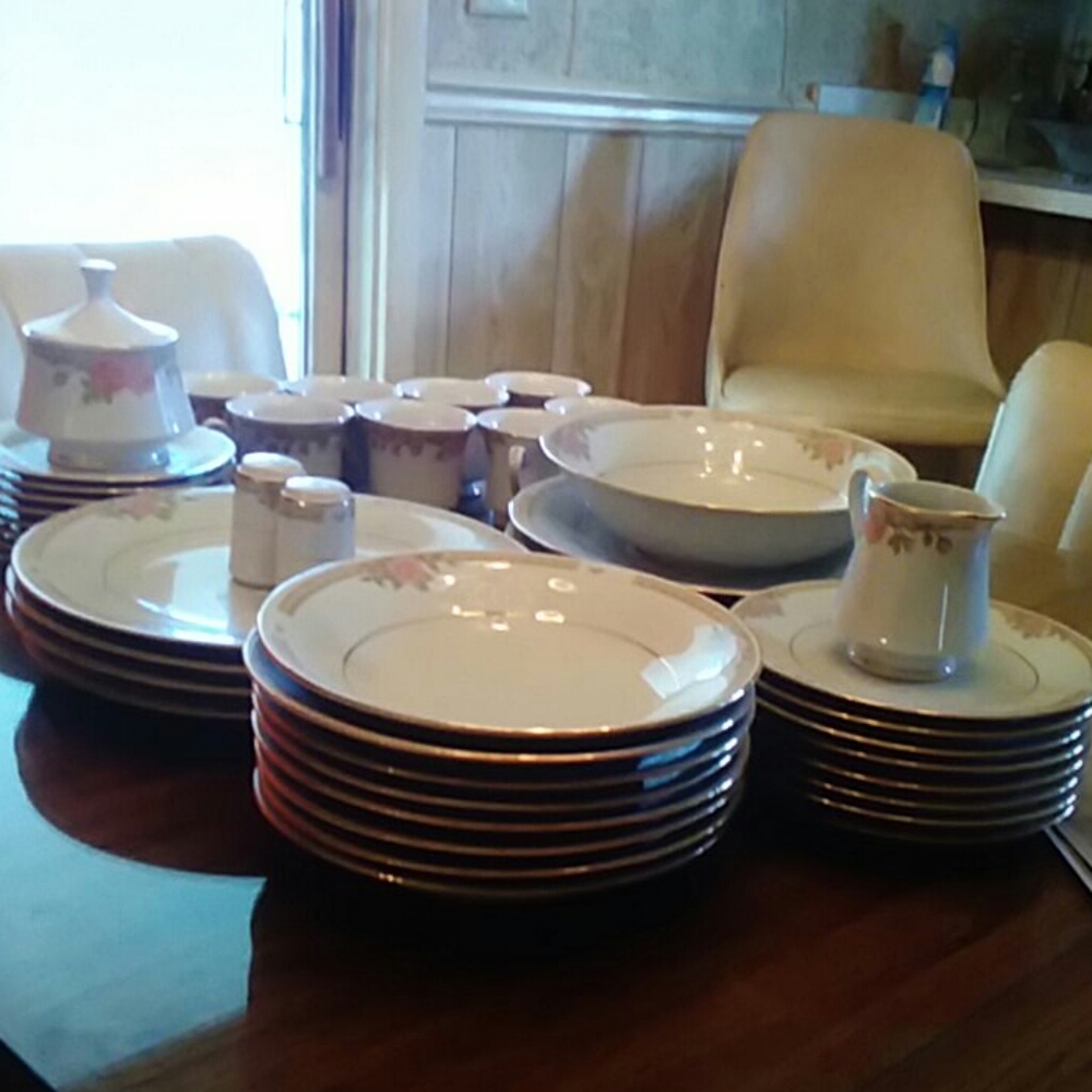 37 pc Dinner Set